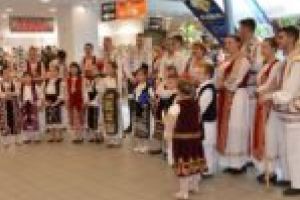 Mai târziu, dar altfel! Ziua Europei, sărbătorită în incinta unui supermarket [VIDEO]