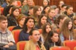 Studenţii şi elevii, împotriva campaniilor politice în unităţile de învăţământ