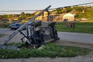 Oficial de la IPJ Constanta. Dinamica accidentului grav de pe raza comunei Pestera. Șoferul cu alcoolemie record. Masina rasturnata. Stalpul rupt (galerie foto)  