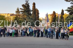 UPDATE: Proteste la Constanta. 100 de ani in Penalistan. Manifestantii agita catuse tricolore cu simbolul Centenarului (galerie foto+video)     