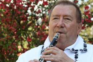 Klaus Iohannis l-a decorat pe maestrul Dumitru Farcas cu Ordinul National 