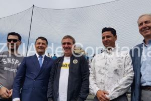 Imagini de la eveniment:Gica Hagi, aplaudat de jucatorii celor doua formatii cand a aruncat prima minge la meciul de baseball Romania - SUA. Ce i-a spus primarul Decebal Fagadau (galerie foto+video)         