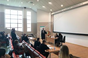 Studenţii de la drept au simulat un proces penal şi o şedinţă de CJD, în cadrul sesiunii de comunicări ştiinţifice