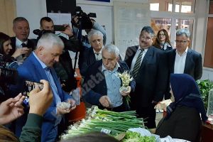 Ministrul agriculturii, Petre Daea, s-a trezit la 5 pentru a-şi face piaţa la Târgovişte! VIDEO