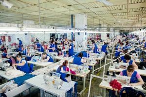TÂRGOVIŞTE: Locuri de muncă în industria textilă. Câştiguri de până la 2.000 de lei