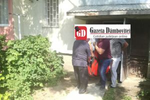 TÂRGOVIŞTE: Familia unui bărbat decedat de obezitate morbidă nu a putut fi ajutată de autorităţi să coboare trupul de peste 250 de kg