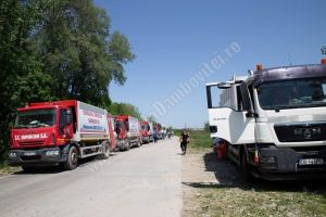 TITU: Operatorul gropii de gunoi a ţinut maşinile de colectare, încărcate, la poartă! E o problemă sau o reglare de conturi?