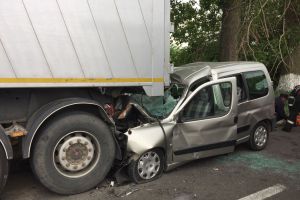 Ialomiţa: Accident rutier la Moviliţa. O persoană încarcerată, în stare de inconştienţă
