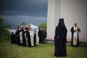 Impresionant! Fotografie surprinsă la o înmormântare din Țara Oaşului, premiată de National Geographic