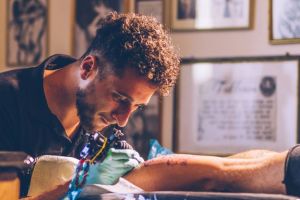 VIDEO – Noi episoade la Geanny Tattoo Reality Show. Cu poveşti de viaţă din Sibiu