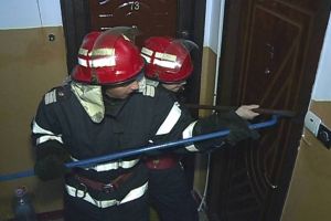 Bărbat găsit mort la Mediaş. Pompierii au spart uşa