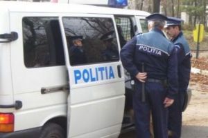 Scandal cu săbii, cuţite şi topoare în Alexandria. 16 persoane au ajuns la poliţie