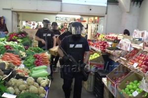 VIDEO: Jandarmii, primii umorişti ai ţării! Au dat clasă tuturor bancurilor apărute pe tema preţului cireşelor