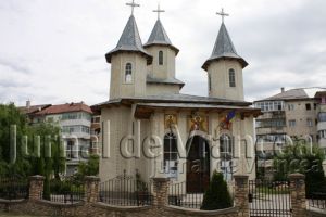 Excomunicata Nela Panaite, obligată de instanţă să plătească 10.000 de lei Arhiepiscopiei Buzăului şi Vrancei