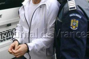 Arestat pentru tâlhărie după ce a bruscat un cetăţean care stătea pe bancă şi i-a furat telefonul