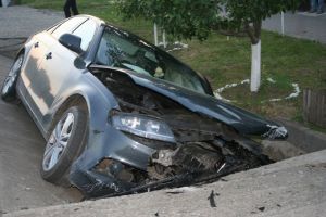 Şanţurile periculoase de la marginea DN 17 continuă să facă victime. Trei tineri, la spital (FOTO)