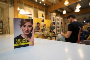 Sanda Nicola îşi prezintă Cartea de identitate la Braşov