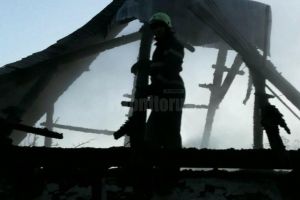 Casă distrusă de un incendiu izbucnit, cel mai probabil, de la o lumânare