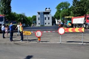 FOTO: Lucrări de asfaltare în faţa Sălii Polivalente