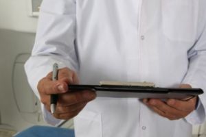 Prima reacţie a medicului acuzat de viol. „O asemenea acuzaţie calomnioasă şi defăimătoare, de o gravitate halucinantă”