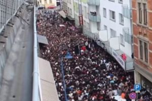  HAOS în Germania. O PROMOȚIE la HAMBURGERI a adus MII de oameni în stradă. POLIȚIA a INTERVENIT - VIDEO