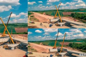 VIDEO Autostrada Sebeş-Turda, lotul 1: Momentul spectaculos în care două macarale imense montează o grindă. Stadiul lucrărilor