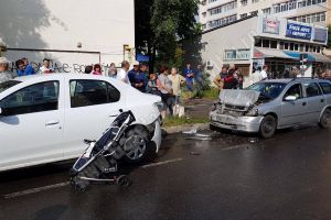 TÂRGOVIŞTE: Copil de 2 ani, preluat de SMURD în urma unui carambol. Şoferul vinovat nu se uita la drum