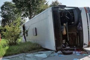 ACCIDENT între Piteşti şi Râmnicu Vâlcea. Un AUTOCAR cu 30 de pasageri S-A CIOCNIT cu o MAȘINĂ. Două persoane sunt ÎNCARCERATE