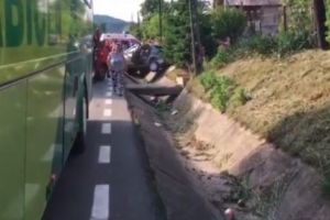 Autocar plin cu copii, implicat în accident la Drăganu