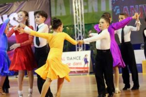 O mie de participanţi la „Dansul Florilor”