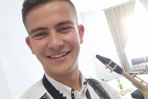 FOTO| Un saxofonist de 16 ani, cel mai tânăr membru din Fanfara Militară a judeţului Alba. A participat la peste 50 de concursuri şi vrea să calce pe urmele bunicului său