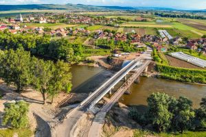 FOTO, VIDEO. Noul pod peste râul Mureş, care leagă DN 1 de localitatea Rădeşti, deschis circulaţiei