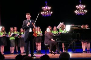 Mai mult decat un mare violonist. Alexandru Tomescu i-a cucerit, din nou, pe constanteni si cu povestile nestiute ale compozitiilor