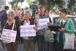 Sute de oameni au protestat în faţa Prefecturii Braşov sub lozinca “Vrem Europa, nu dictatură”