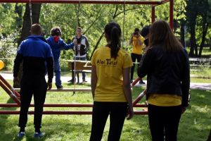 De ziua lor, tatii sunt invitati cu copiii lor in parc sa se joace si sa participe la diferite ateliere