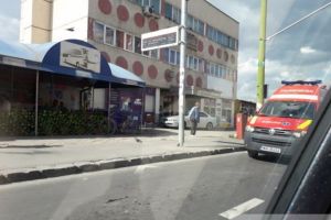 Altercaţie la semafor. Pieton bătut de un şofer, pe strada Hărmanului
