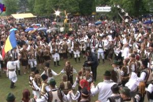 Mii de oameni au înfruntat ploaia pentru cântecul, jocul şi voia bună de la