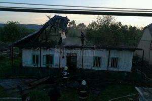 Casă distrusă de un incendiu izbucnit, cel mai probabil, de la o lumânare