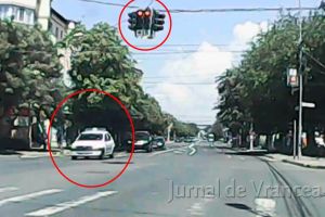 VIDEO: Cum trece maşina Poliţiei Locale pe roşu, dând peste cap traficul din Focşani