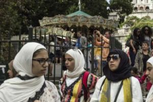 Un SONDAJ arată că 79% dintre francezi consideră vălul islamic (hijabs) în opoziţie cu valorile franceze