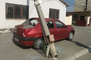 Șoferul utilajului de ridicări auto, sancţionat de poliţie pentru distrugerea unei maşini