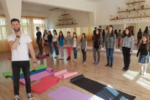 Cursanţii Școlii de Modeling Angels au învăţat despre „Limbajul corpului şi îmbunătăţirea posturii trupului”, seminar susţinut de Alexandru Urdaş (GALERIE FOTO)