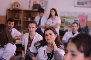 Caravana cu medici, din nou în Bihor: Sătenii din comuna Brusturi au avut parte de consultaţii şi analize gratuite (FOTO)