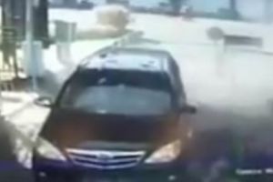 Momentul în care o familie se aruncă în aer. VIDEO