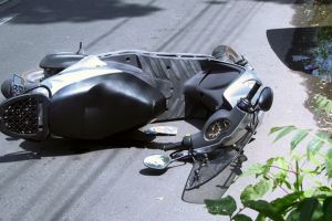 Tragedie în Bihor: Un adolescent de 16 ani a murit, după ce a lovit cu mopedul un câine şi a intrat într-un cap de pod