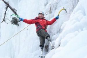 Un chinez cu picioarele amputate a reusit sa-si indeplineasca visul de a cuceri varful Everest