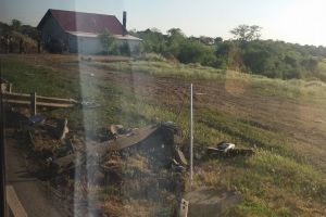 Accident pe DN 79, în Leş: Beat la volanul unui Jeep, un şofer din Pietroasa a rupt o balustradă, s-a izbit de un stâlp electric şi a aterizat în câmp