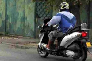 Bărbat din Daia Română, cercetat de poliţişti după ce a condus băut şi fără permis un moped/ Un tânăr din Valea Lungă a condus maşina fără permis