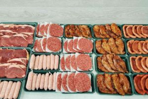 Un supermarket din Ploiesti, furat de sofer! 25 de kg de carne au fost sustrase din masina de transport