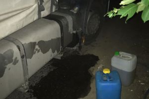 Furt de motorina dintr-un camion, la Crangul lui Bot. Jandarmii i-au prins in flagrant pe hoti